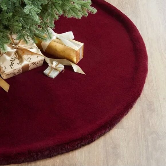 Amazon.com: Balsam Hill Lodge Faux Fur Christmas Tree Skirt  BRAND NEW - Balsam Hill Faux Fur Christmas Tree Skirt